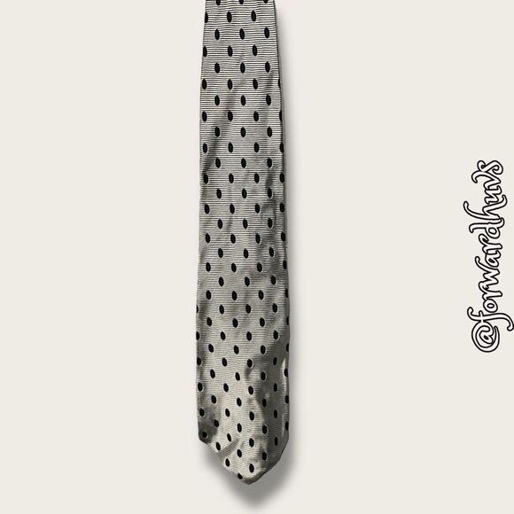 Silver Silk Lands’ End Neck Tie – Classic and Refined - Picture 5 of 10